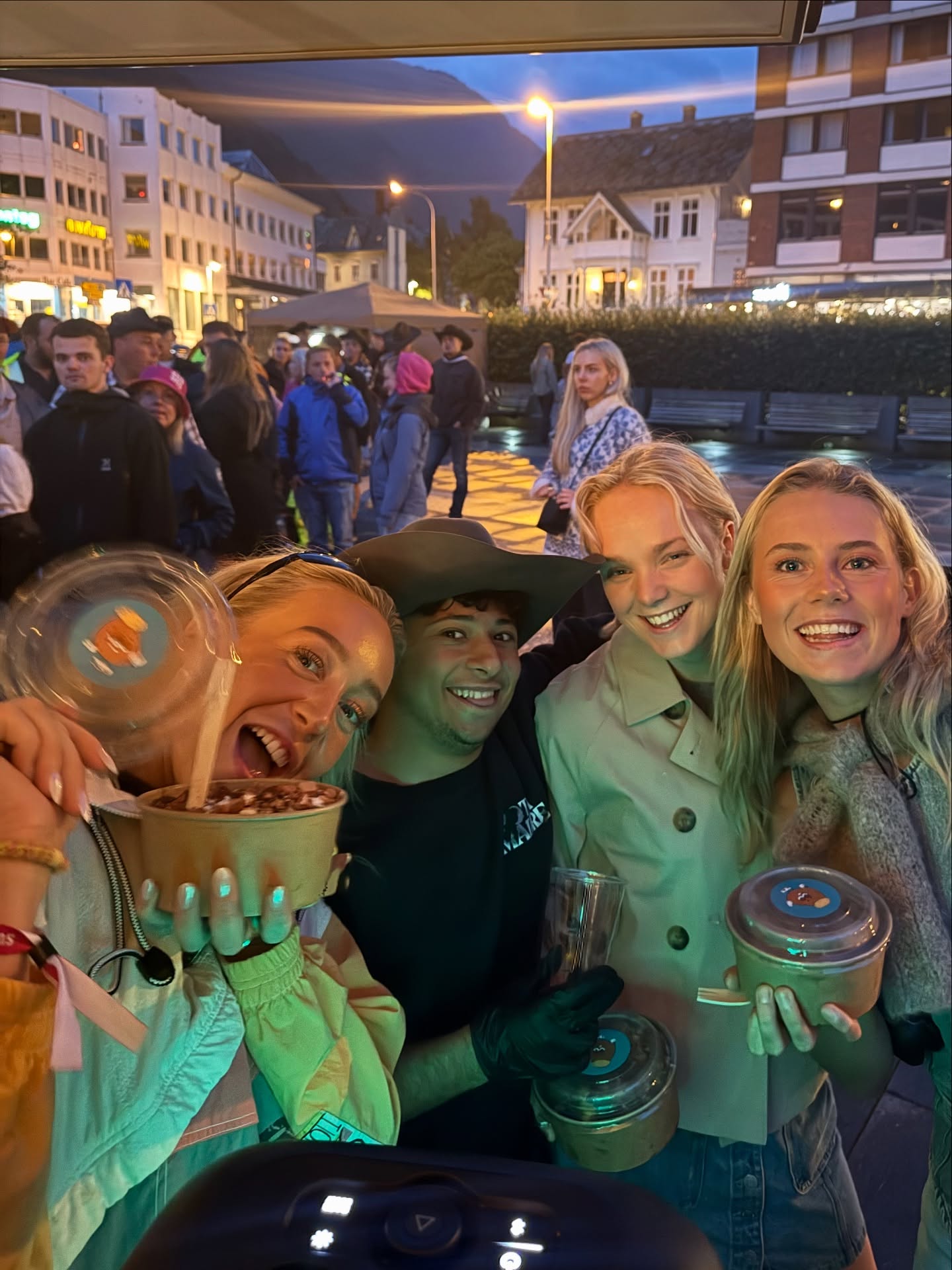 Nøgde Pota Madre-kundar på kvelden